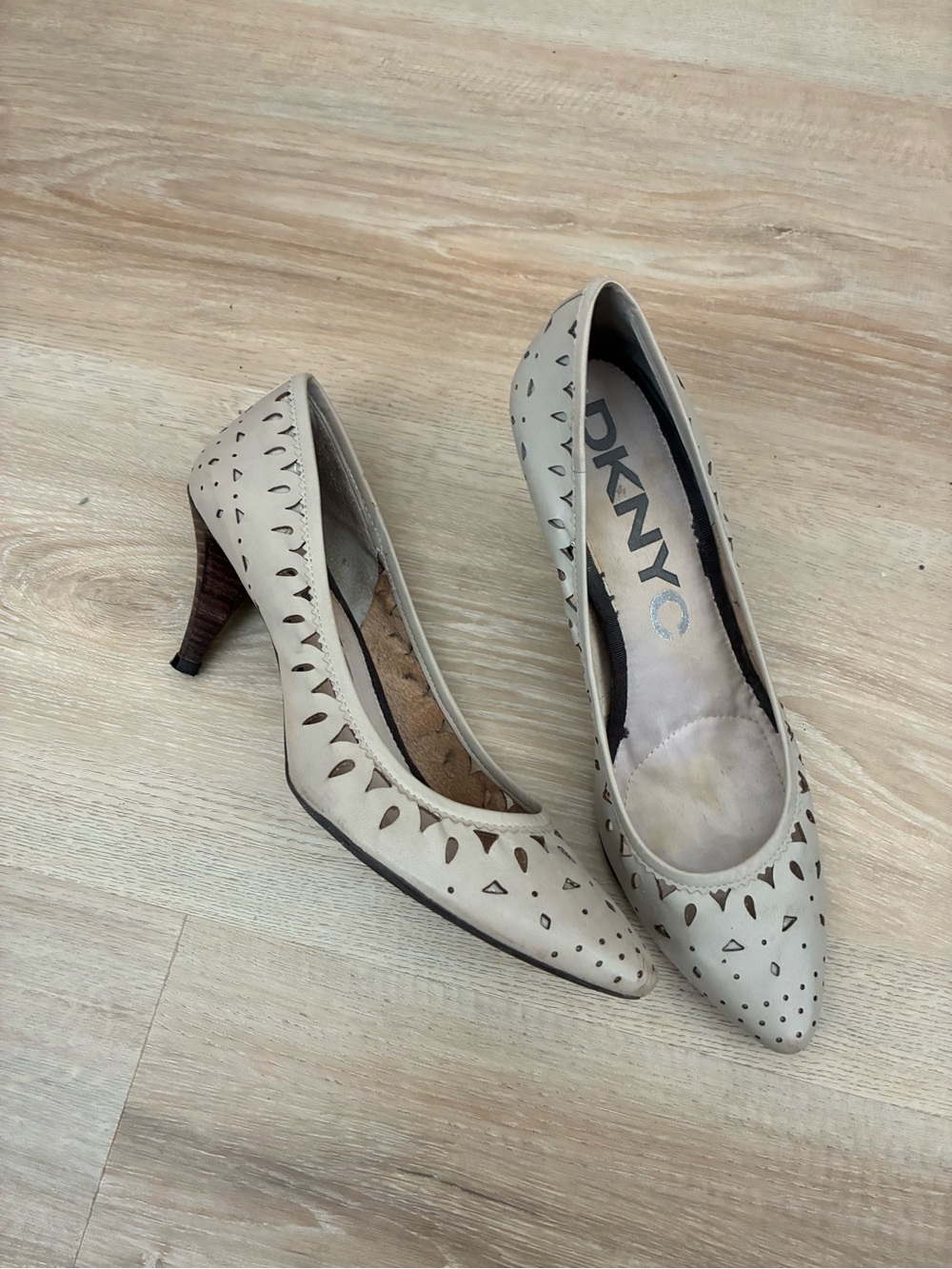 DKNY light grey, perforated Pointed-Toe Mid-Heels